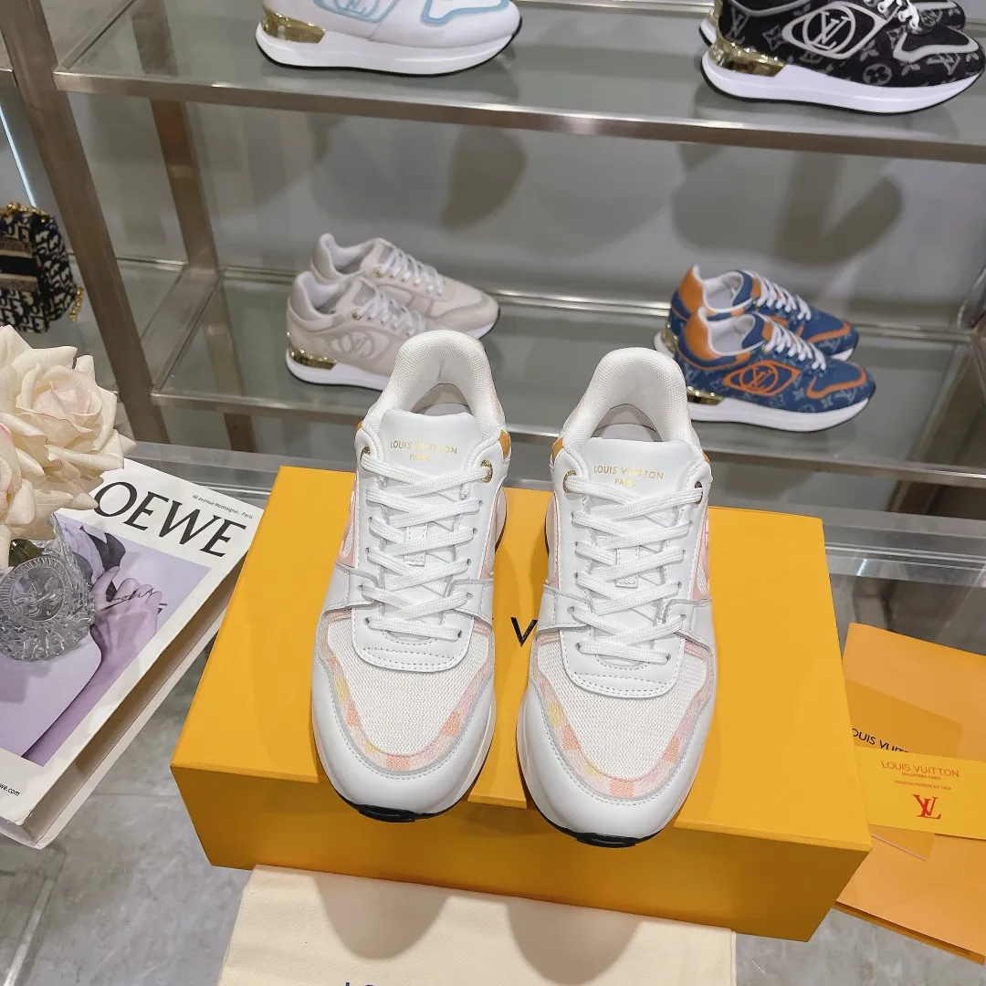 [L Family] P: 760💰Size 35-42 for women, 39-46 for men, (41.42 for women, 45.46 for men, customized) .LV Donkey Brand 🔥🔥LOUIS VUITTON Louis Vuitton's official website synchronizes the 2025 autumn and winter couple's models, which are now on the market, this Neo Run Away sneakers are inspired by running shoes, integrating LV's iconic must-have shoes into the trend. This version is a 1:1 replica of the original version. It is made of two-tone calfskin to highlight its simple lines and unique wedge outsole. Key details include the LV initials on the side and an engraved gold heel stabilizer on the back plus a 2cm hidden insole.